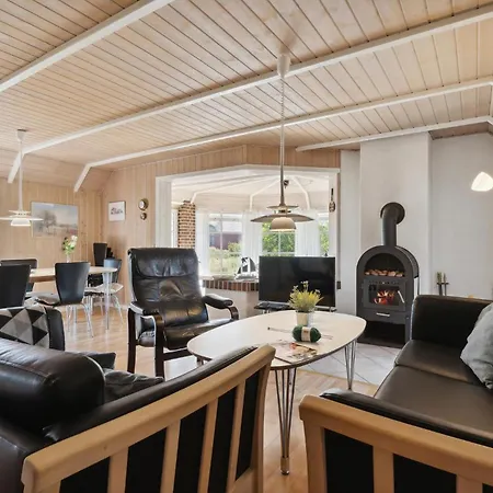 4 Bedroom Gorgeous In Casa vacanze Romo